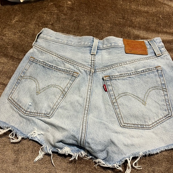 Levi's® Premium 501® ORIGINAL FIT HIGH RISE WOMEN'S SHORTS - Size W27 - Picture 4 of 6